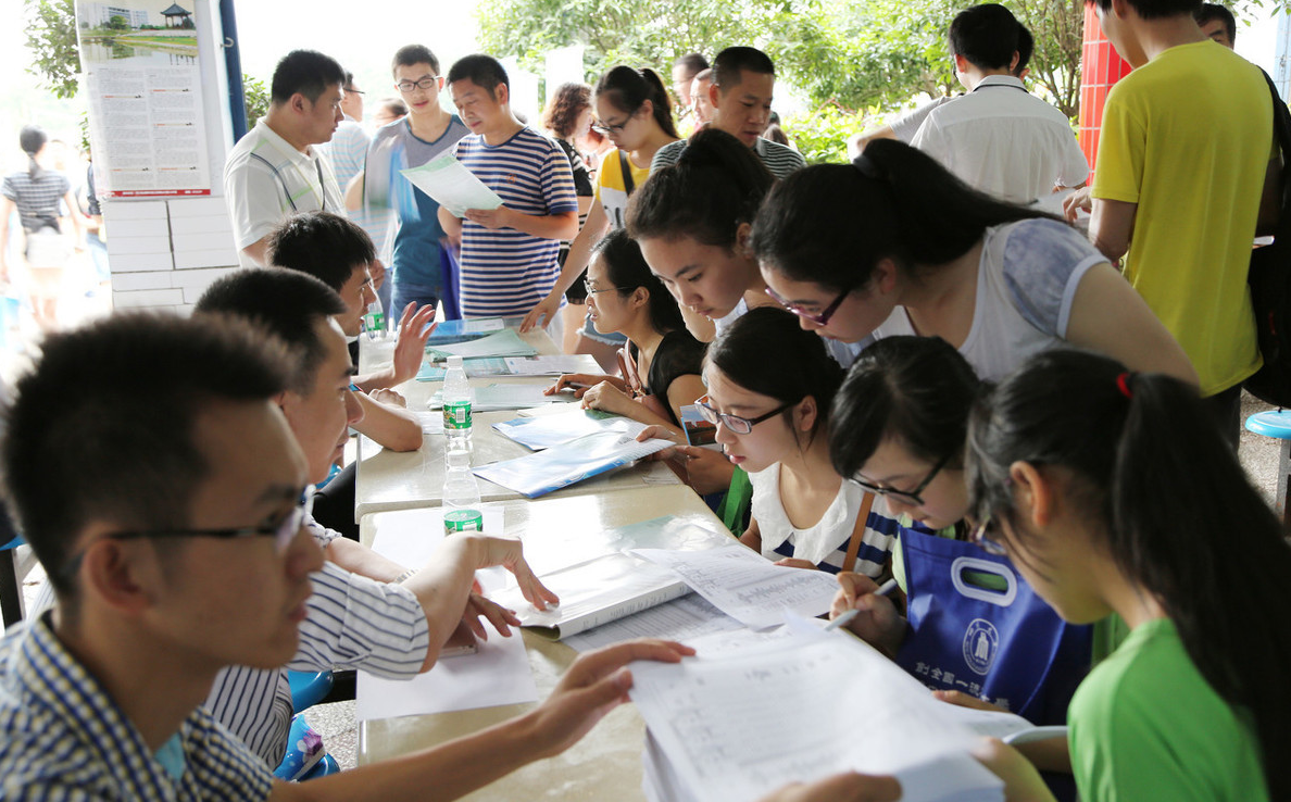 高考提前批是啥意思？和正常录取差别大吗？普通考生要谨慎选择