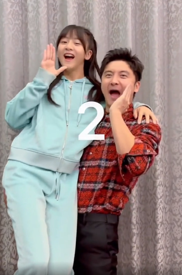 幸福！田亮重现8年前与女儿温情瞬间，单手抱13岁森碟直呼费劲