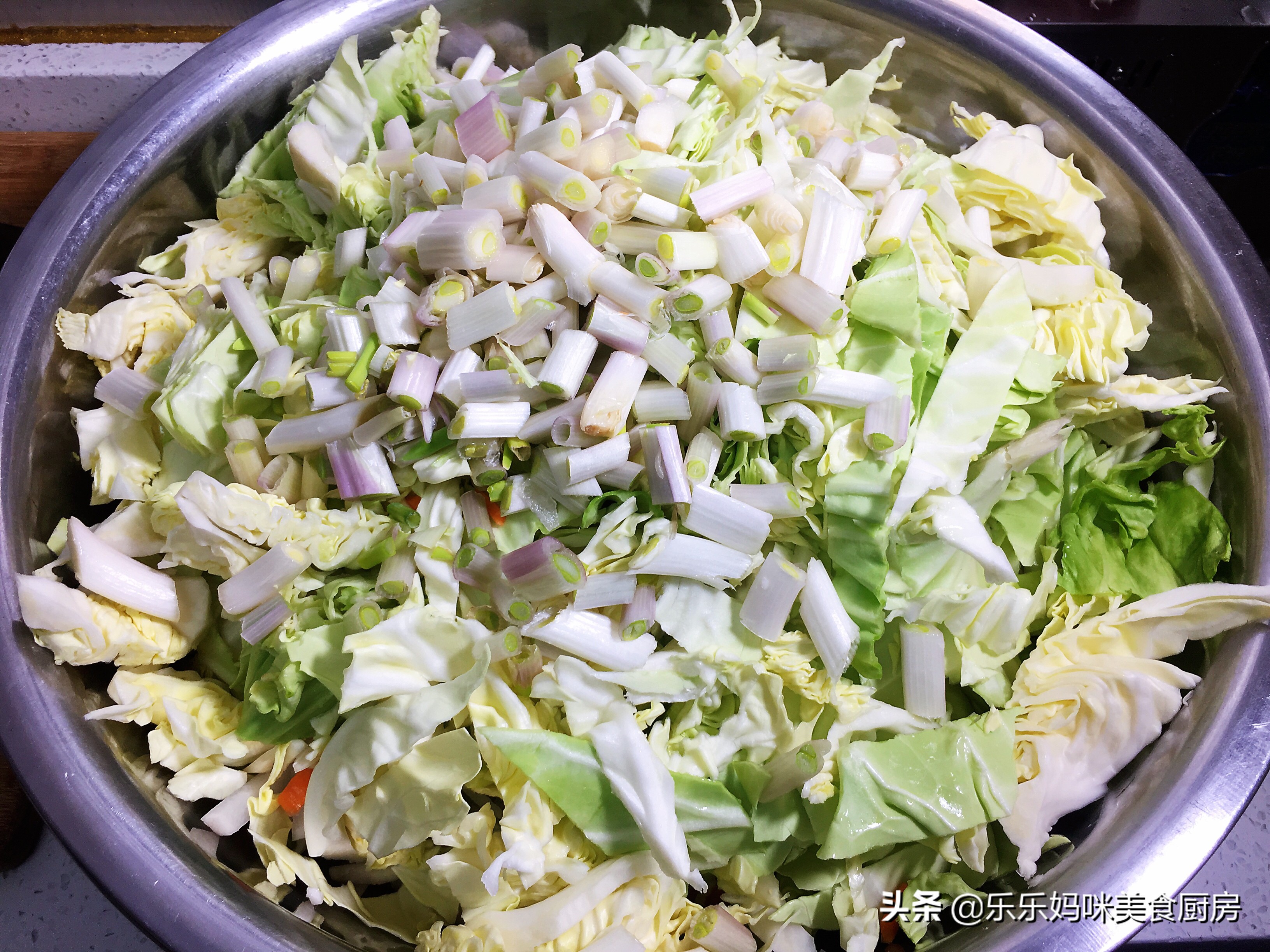 每年秋季，妈妈都用这方法腌咸菜，7种食材腌1瓮，够吃一冬