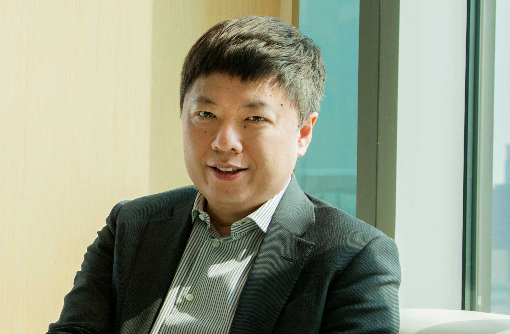 他和马云是好友，曾投资贾跃亭80亿，还娶了小17岁的知名女星为妻