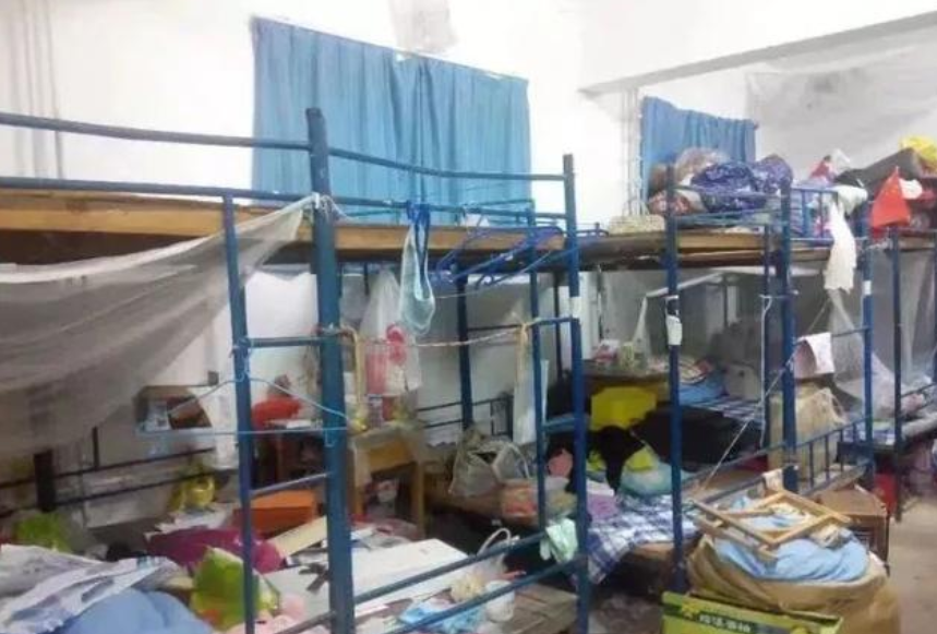 985高校宿舍惨遭嫌弃，新生表示好像“贫民窟”，看后想回去复读