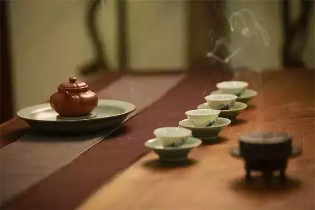 茶客老餮们喝茶时，为什么喜欢焚香？