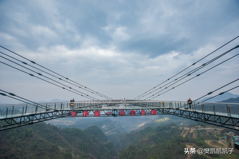 重庆旅游攻略，打卡抖音流量猛超洪崖洞的悬崖奥陶纪，收藏新年用