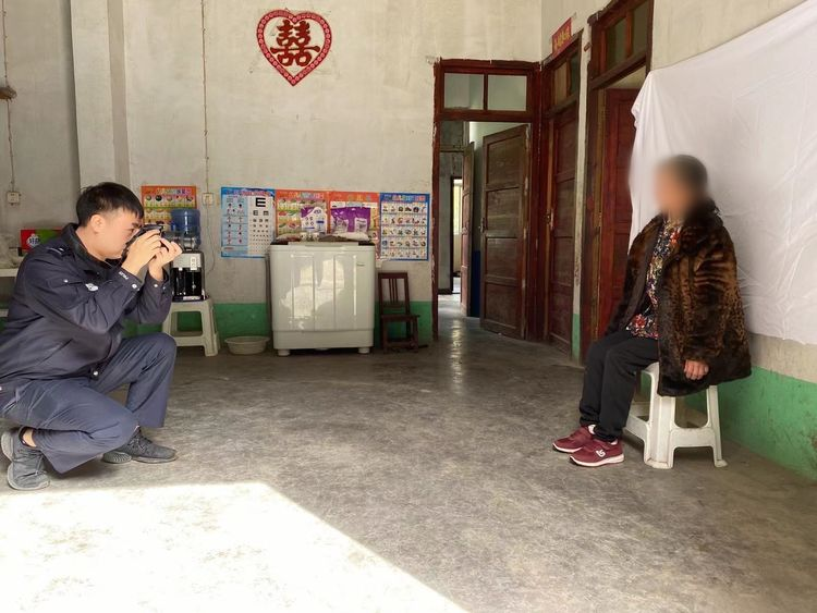 一张小小的身份证，一份浓浓的为民情！镇巴公安民警为精神障碍患者暖心办理身份证