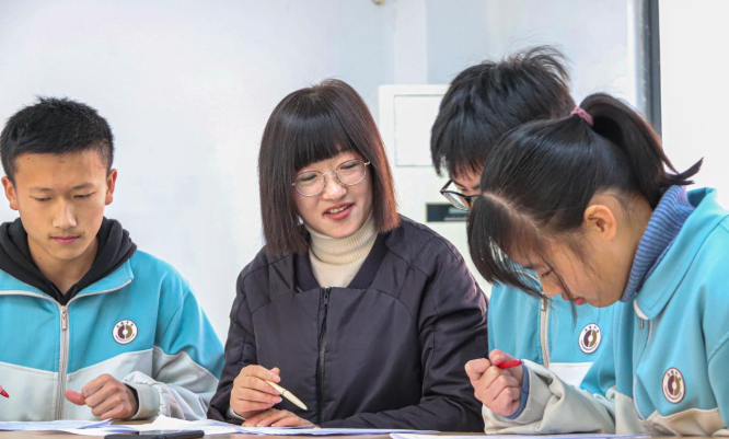 中小学教师职称十级到七级，薪资待遇会差多少？想当老师要知道