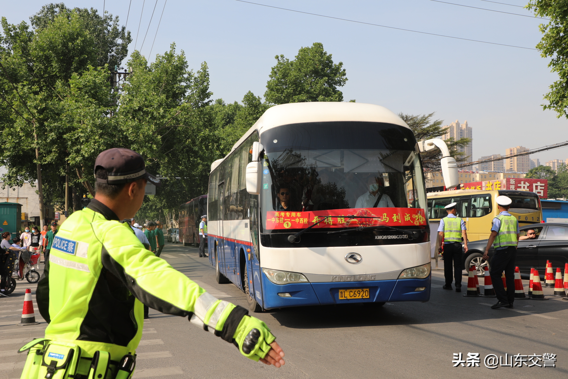 又是一年高考时，山东交警执勤护航忙！| 护航高考交警同行