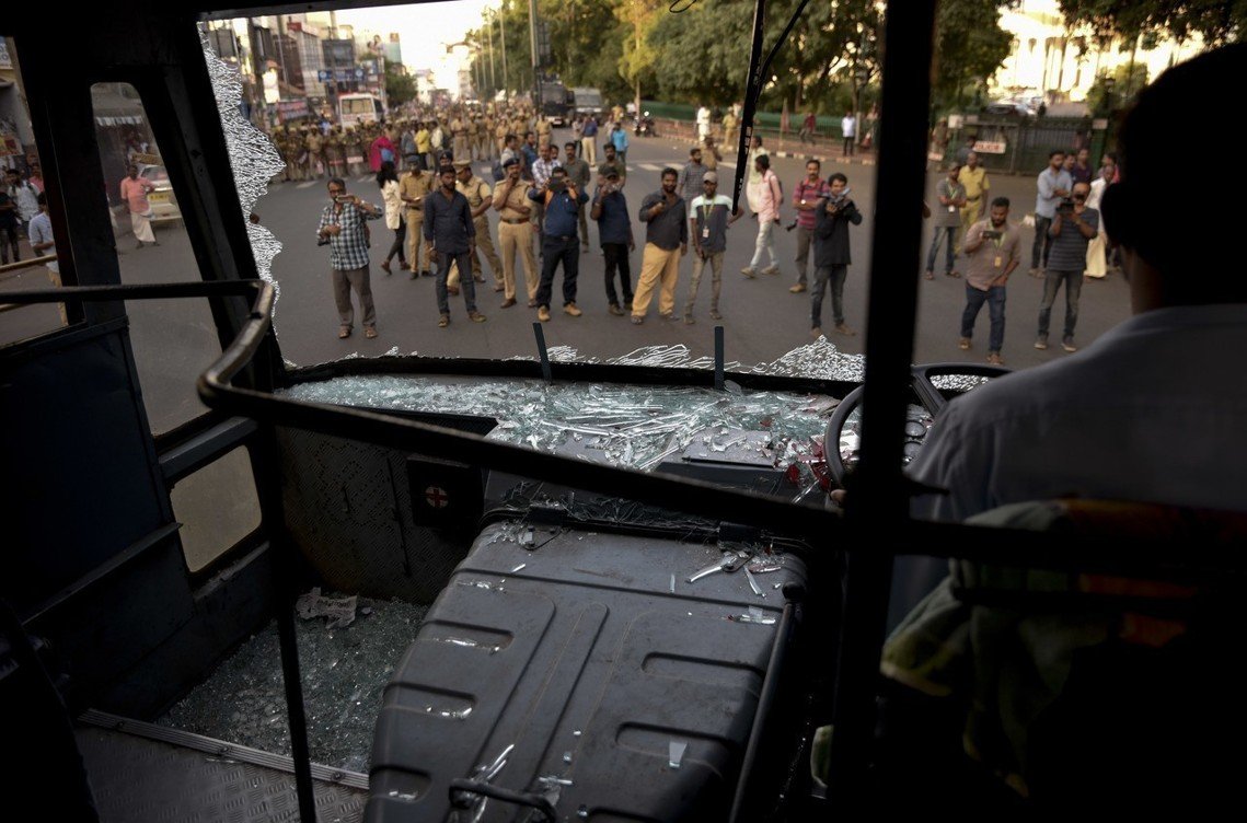 “女性长城”护卫 两妇女夜闯印度神庙 为何酿一死百伤暴动？