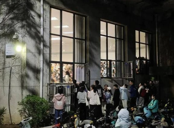 扒墙翻窗也要听？武汉大学恋爱心理学爆火，网友：对知识的渴望