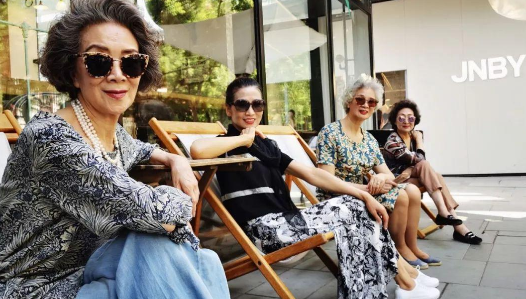 当代女大学生的“迷惑发型”，被钢铁直男调侃：乍一看好像我奶奶