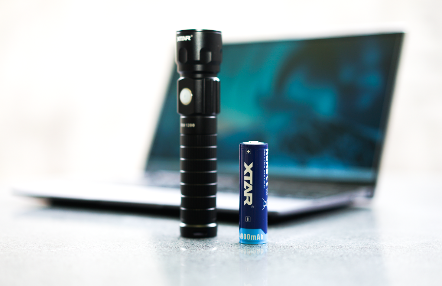 個頭大、亮度夠、續航長，還能變身充電寶！XTAR R30手電筒體驗