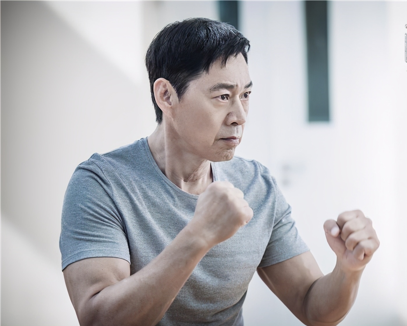 张丰毅和吕丽萍：离婚30年，人生截然不同，亲儿子和继父成一家