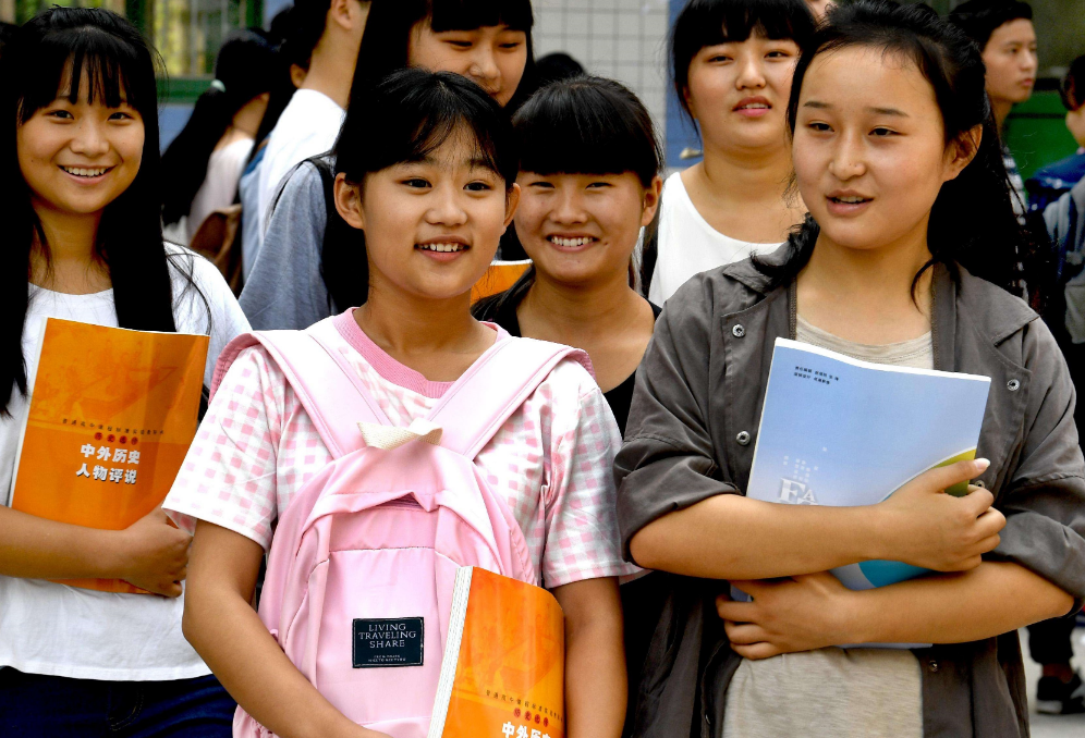 “豪气”高考状元火了，获得近百万奖金，全家人因此改变命运