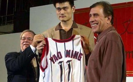 姚明为什么nba状元(为何姚明能当NBA2002年状元？这4张照片给你答案)