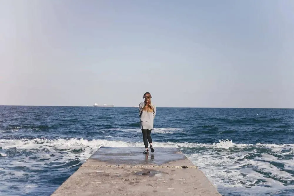 95后情侣自拍小视频被抓：毁掉三观最快的方式，就是让他赚快钱