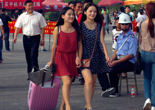 大学开学后，大一新生有必要带电脑去学校吗？听听学长的建议