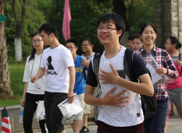 大学生“花式逃课”火了，网购“模特”替自己上课，吓坏老师