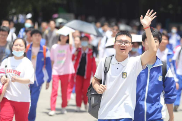 多省高考阅卷现场图片流出，高考分数是这样诞生的，考生：长见识