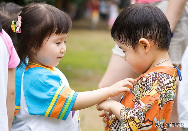 儿科医生：孩子脸上有白斑，先别急着“打虫”，补点维生素就搞定