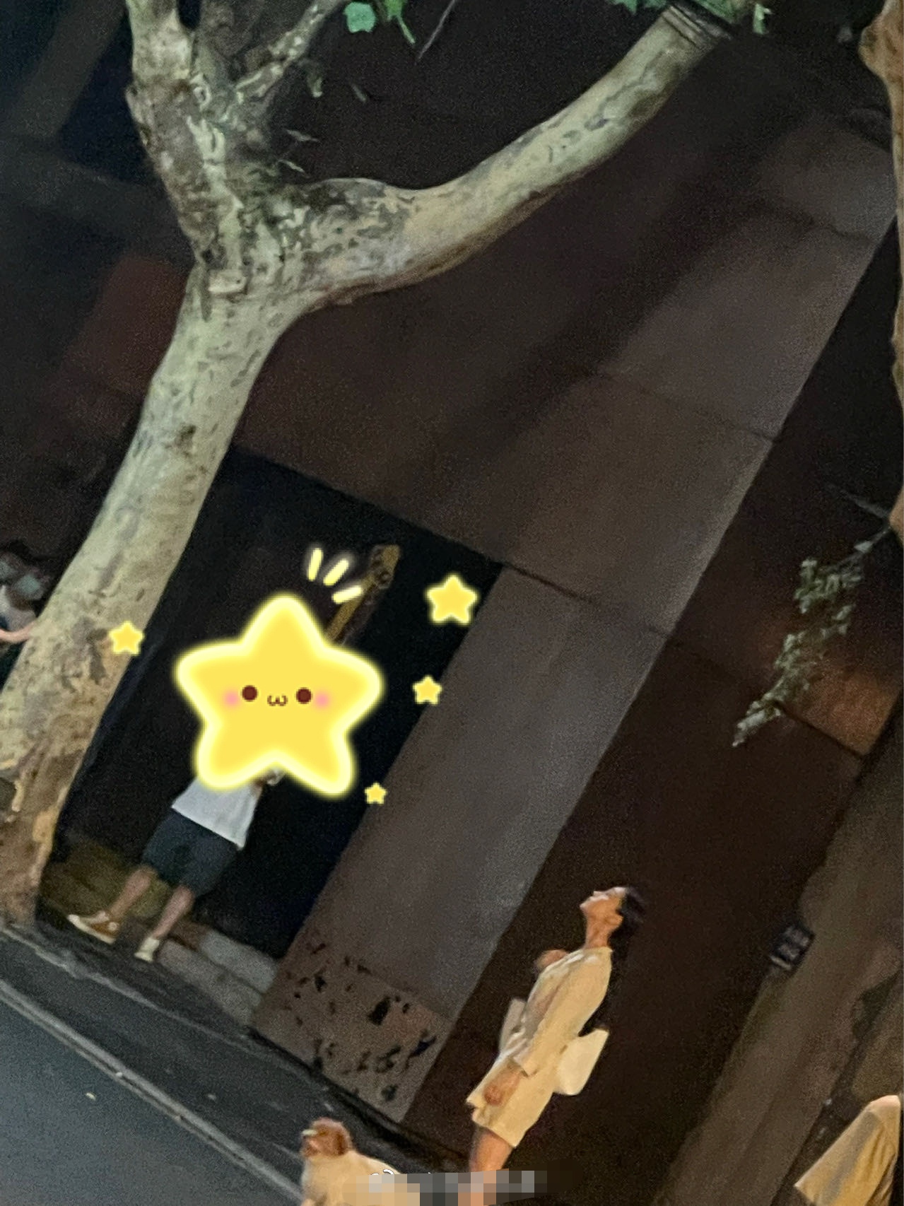 Angelababy超市拍戏被偶遇,休闲打扮超低调,瞪眼式表演遭吐槽