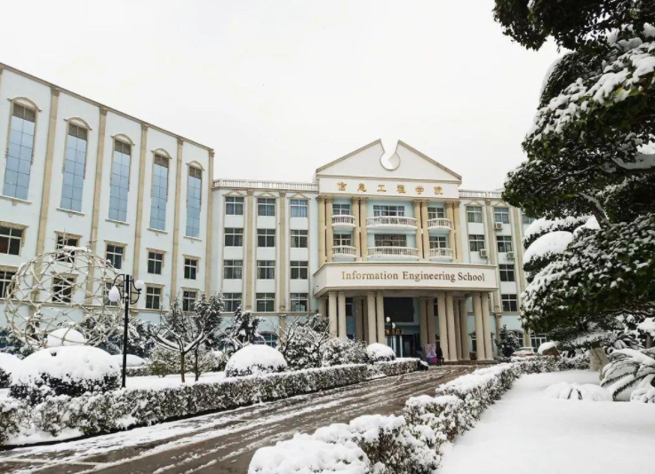 湖北5所大学出现“天价学费”，家长们窘迫不已，这书还念不念？