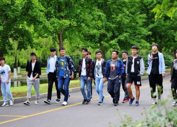 毕业后才知道，上过大学和没上大学的差别，不仅是学历那么简单