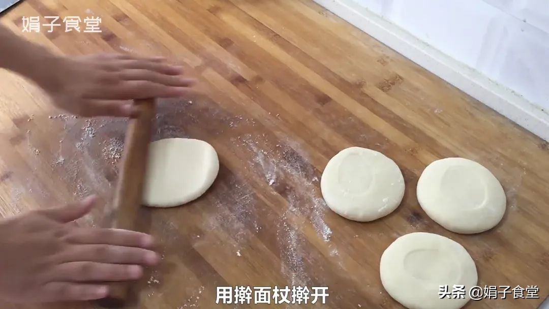 葱油饼的做法（手把手教你外酥里软的葱油饼）