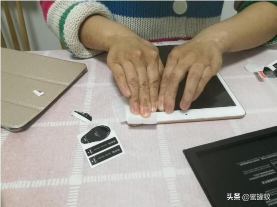 不知道怎么给手机平板贴膜？真人图解贴膜详细步骤方法