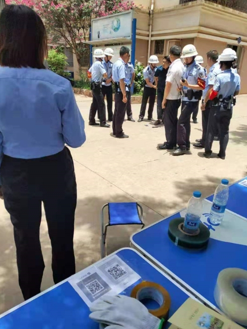 校园店主称被保安围殴，学院书记：当事人在光天化日之下拿刀威胁人