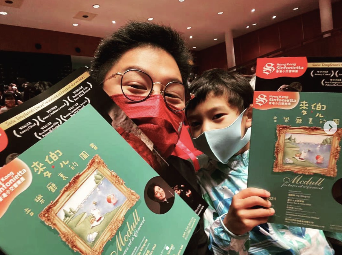 晶刚夫妇参加亲子活动，开合跳很卖力，郭晶晶搭霍启刚肩膀好甜蜜