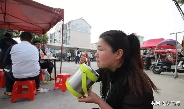 毛坦厂中学高考备战誓言: 绝不倒在冲刺路上, 只为了一生的尊严！