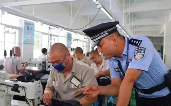 上联：犯人印刷考生答，下联：警察拆封老师查，横批：试卷真忙