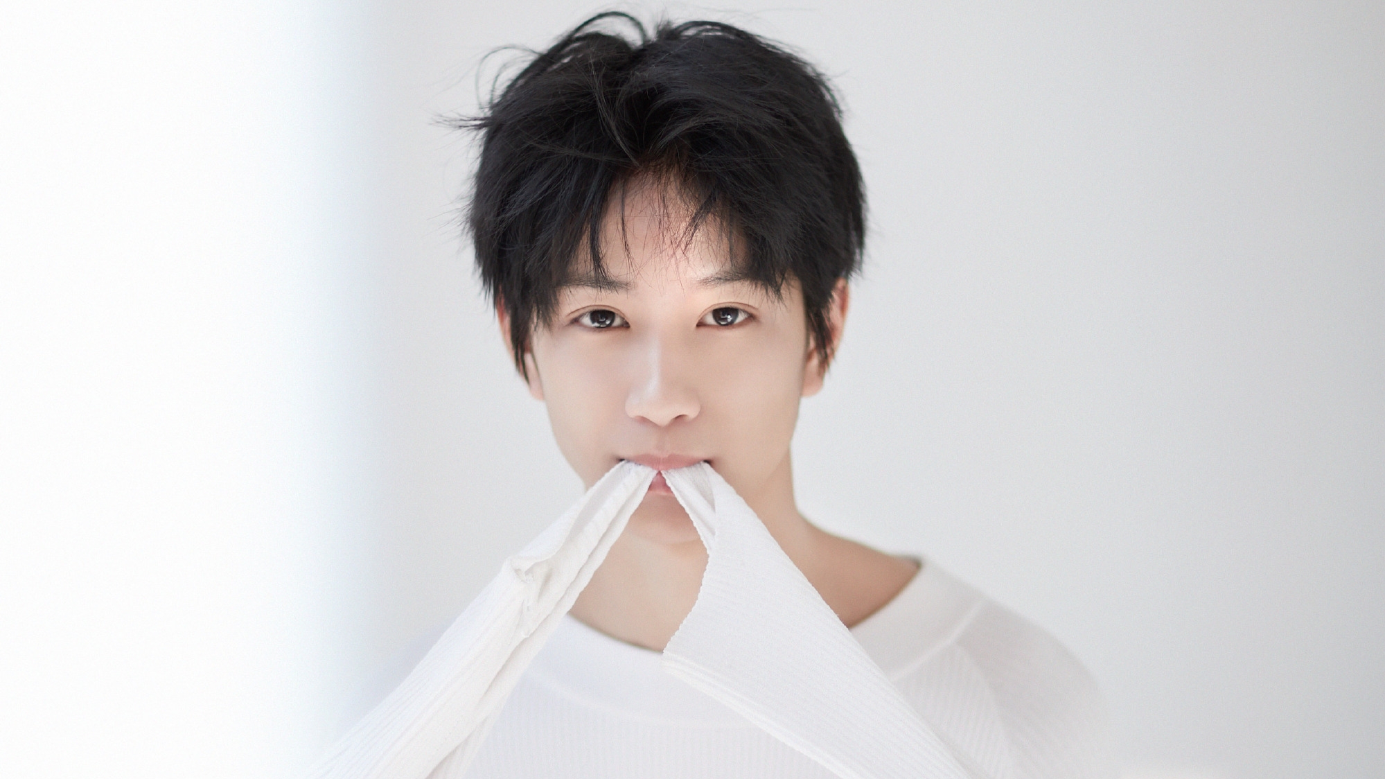 17岁的敖子逸新剧开拍，刚刚饰演完陈瑶弟弟的他，首次担任男主