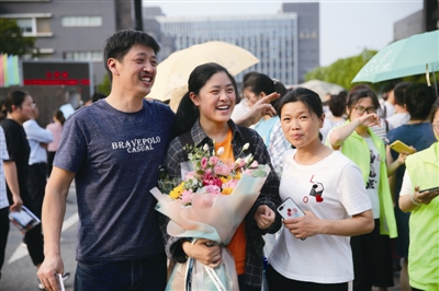 四川考生高考689分，父子二人高兴拥抱，网友却调侃二人样貌