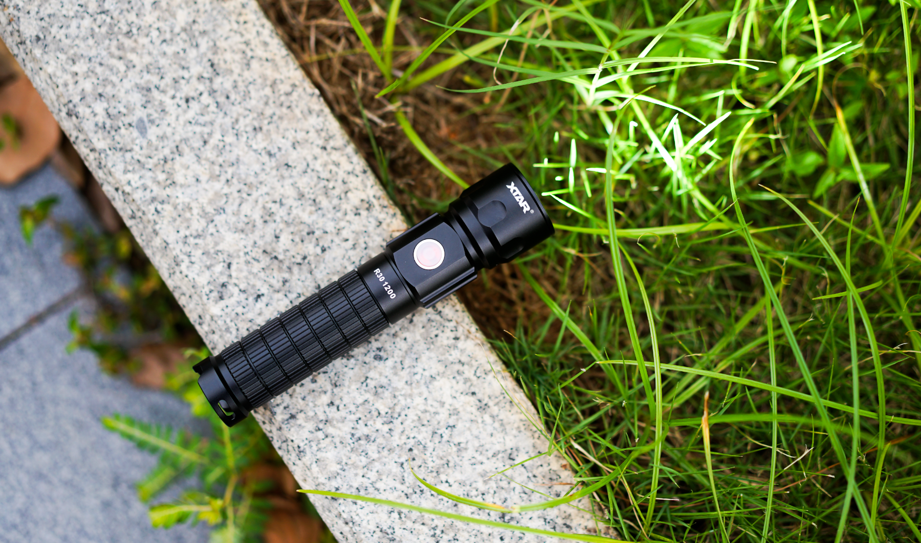 個頭大、亮度夠、續航長，還能變身充電寶！XTAR R30手電筒體驗
