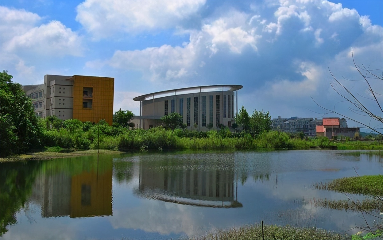 录取分数不高的师范学院，中等生可以捡漏，毕业就有好出路
