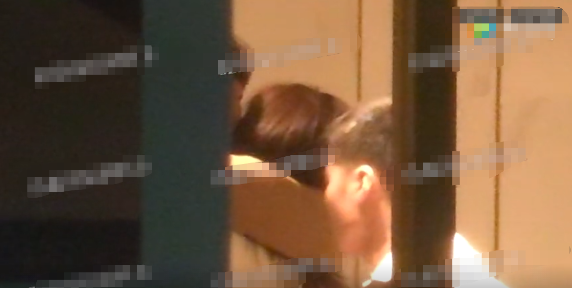 林更新携女友回家疑同居，主动为对方提重物，女方长相清纯颜值高