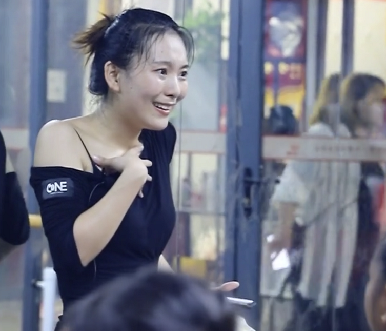 三亚一拉丁舞老师走红，魔性教学全程无尿点，获得19.9万家长点赞