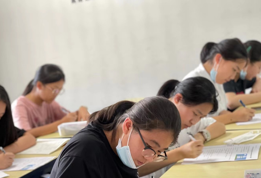 退休老师不能开补课班？老教师被人举报，教育部回应让人安心