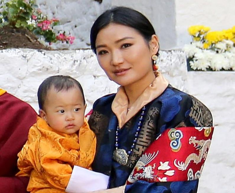 不丹王妃结婚10周年，生两个孩子持续爱情童话，未来王太后潜力十足