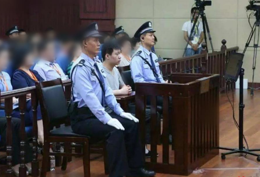刺死辱母者于欢减刑4个月出狱回家：终于摸到妈妈，真实感特别强烈；承认案发时有点冲动，求妈妈不要责怪