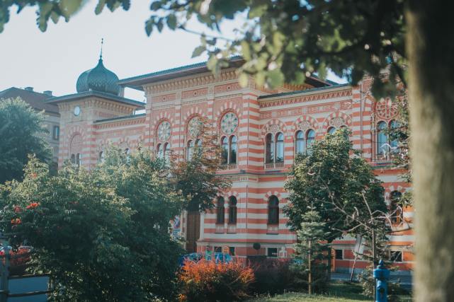 疫情导致学校上网课，年收费逾12万元的国际学校该不该退学费？