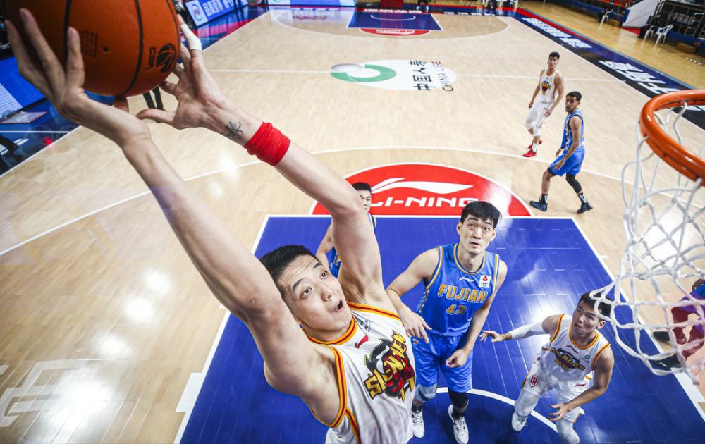 为什么nba教练不骂人(CBA教练高压好OR儒帅好 深圳主帅：不骂人不代表不严)