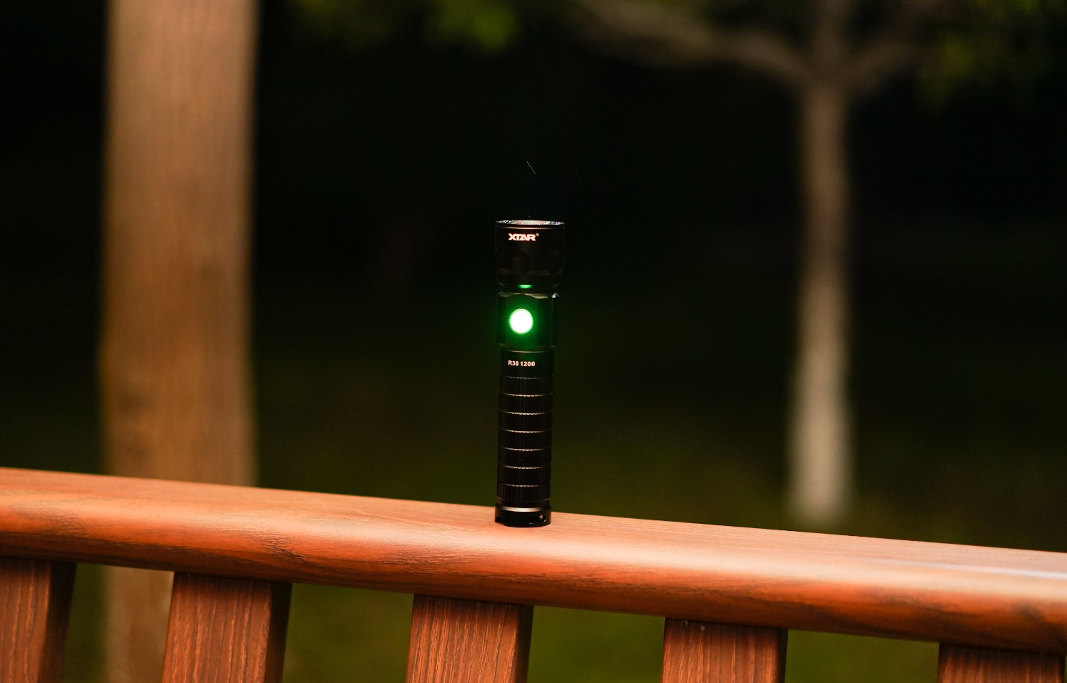 個頭大、亮度夠、續航長，還能變身充電寶！XTAR R30手電筒體驗