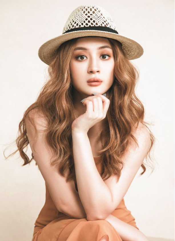 缅甸宅男女神,穿金服带金饰好贵气,回头一笑百媚生