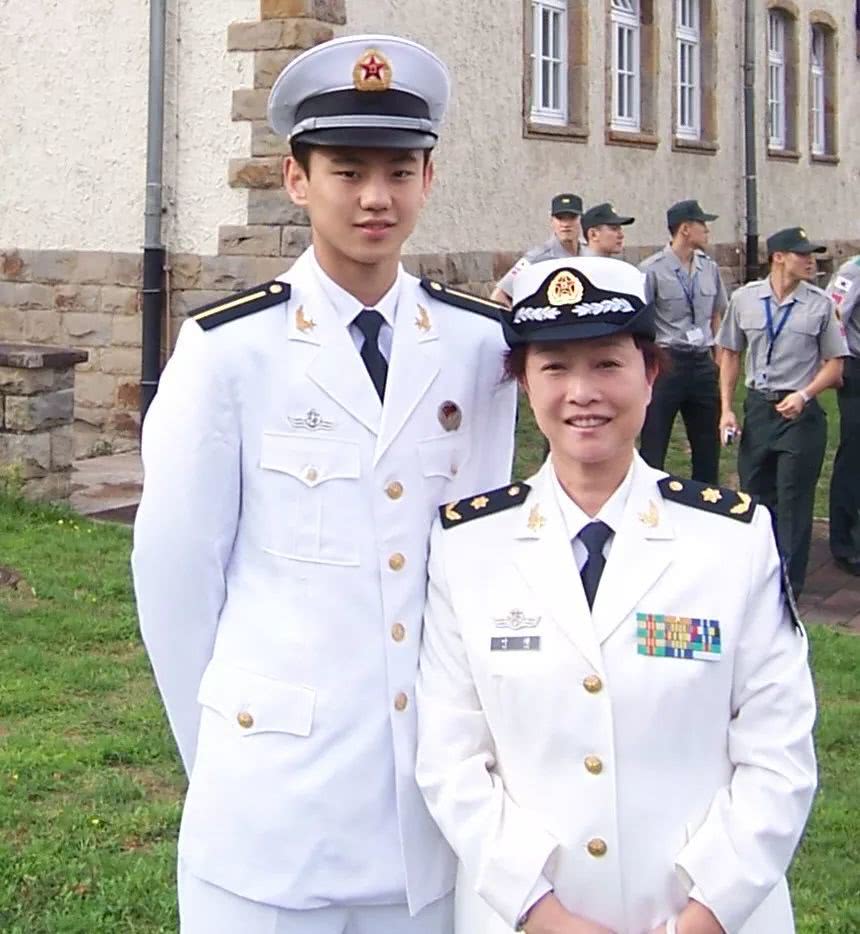 送进了海军游泳队,国家级教练,海军游泳队队长叶瑾少将担任他的老师