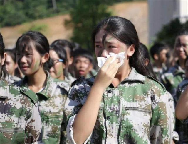 新生军训时，教官总是盯着女生看是有原因的，别误会教官