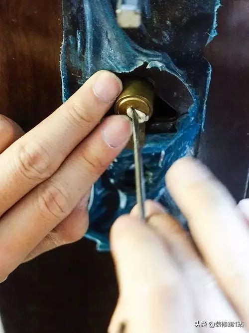 你家的门锁及格了吗？1片塑料纸几秒钟就可以打开防盗门！