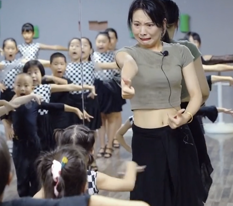 三亚一拉丁舞老师走红，魔性教学全程无尿点，获得19.9万家长点赞