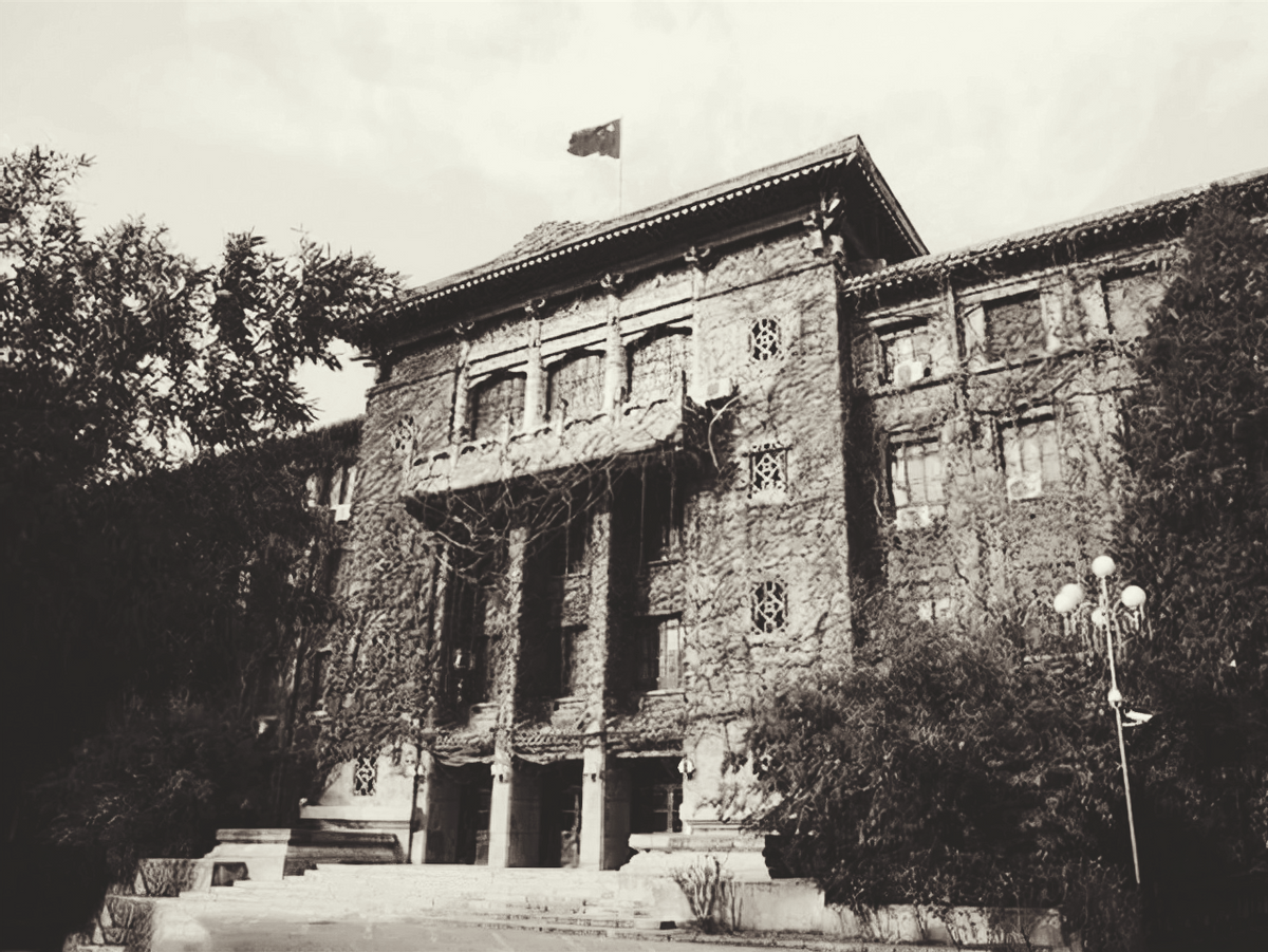 元帅办军校，门岗规矩：乌纱帽留在门外，骑马的下马，坐车的下车