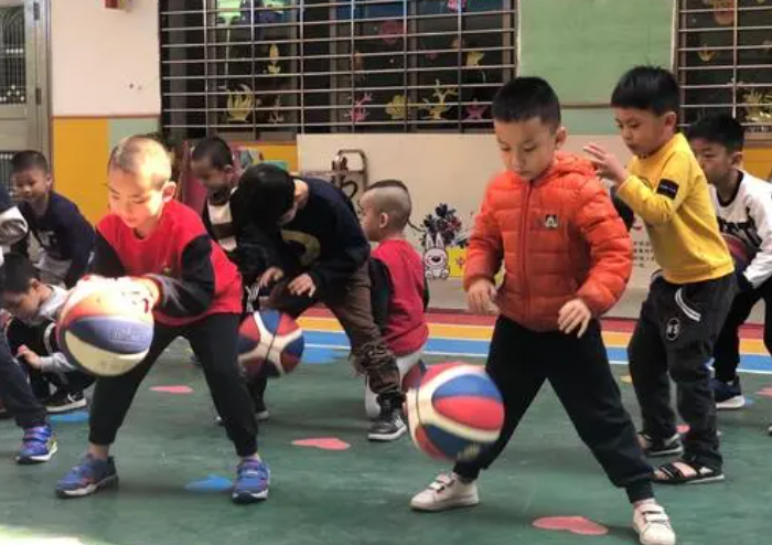 幼儿园一次性开15个“兴趣班”，可能只有一个实用，打基础更重要